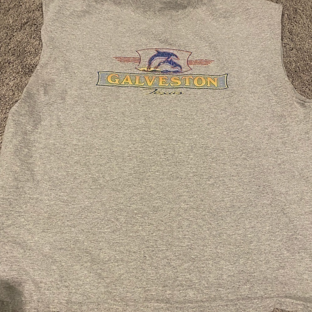 Sleeveless T-shirt